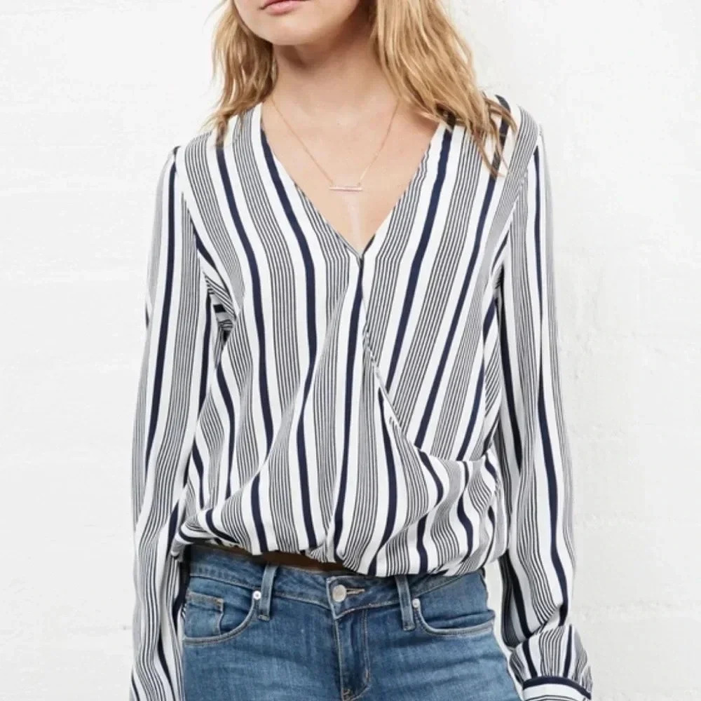 TJD The Jetset Diaries Top Striped Surplice Long Sleeve V Neck White Blue Med